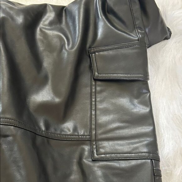 PantsAbercrombie & Fitch Curve Love Vegan Leather Cargo 90s Relaxed Pants - Picture 7 of 12